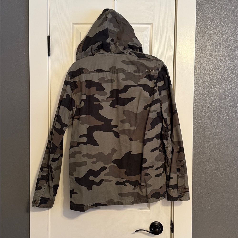 Amazing Oakley camouflage jacket size Medium. - Picture 4 of 6